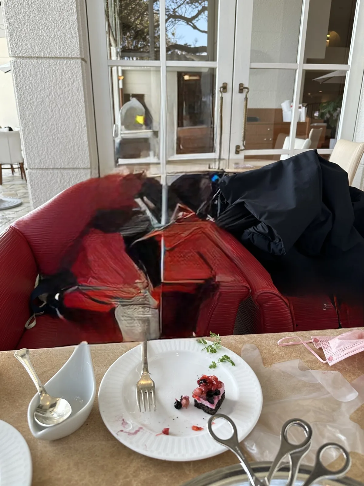 赤い椅子のラウンジ席で食べたデザートの皿
