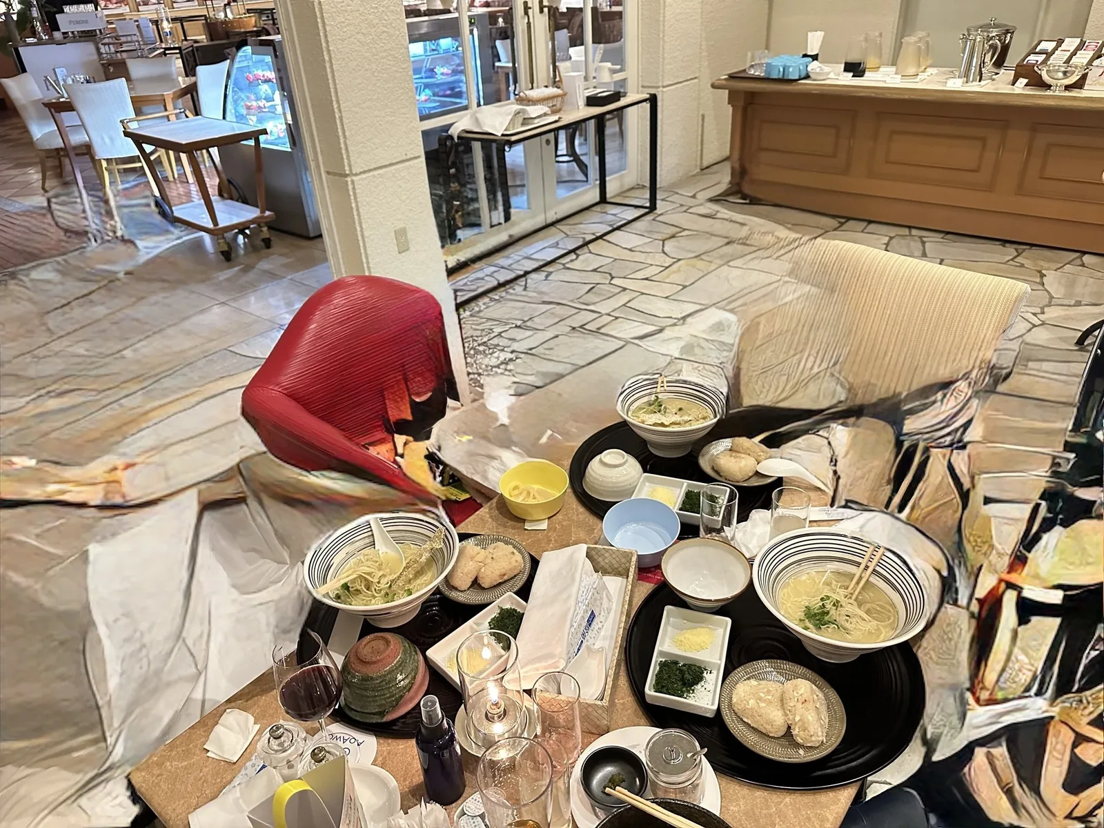 JTBラウンジのテーブルに並んだ、うどんやラーメンの器