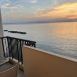 アオアヲナルトリゾートのオーシャンビューの客室のバルコニーから見た、夕日に染まる鳴門の海と防波堤