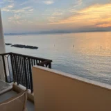 アオアヲナルトリゾートのオーシャンビューの客室のバルコニーから見た、夕日に染まる鳴門の海と防波堤