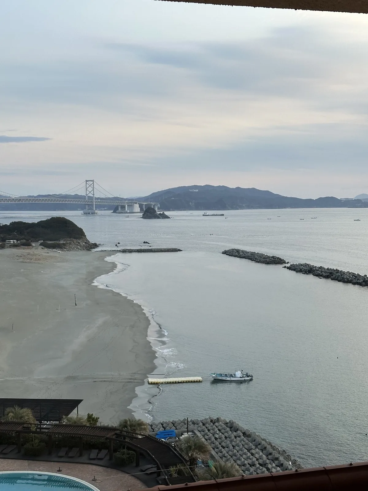 客室から見下ろした砂浜と海。遠くに大鳴門橋が見える