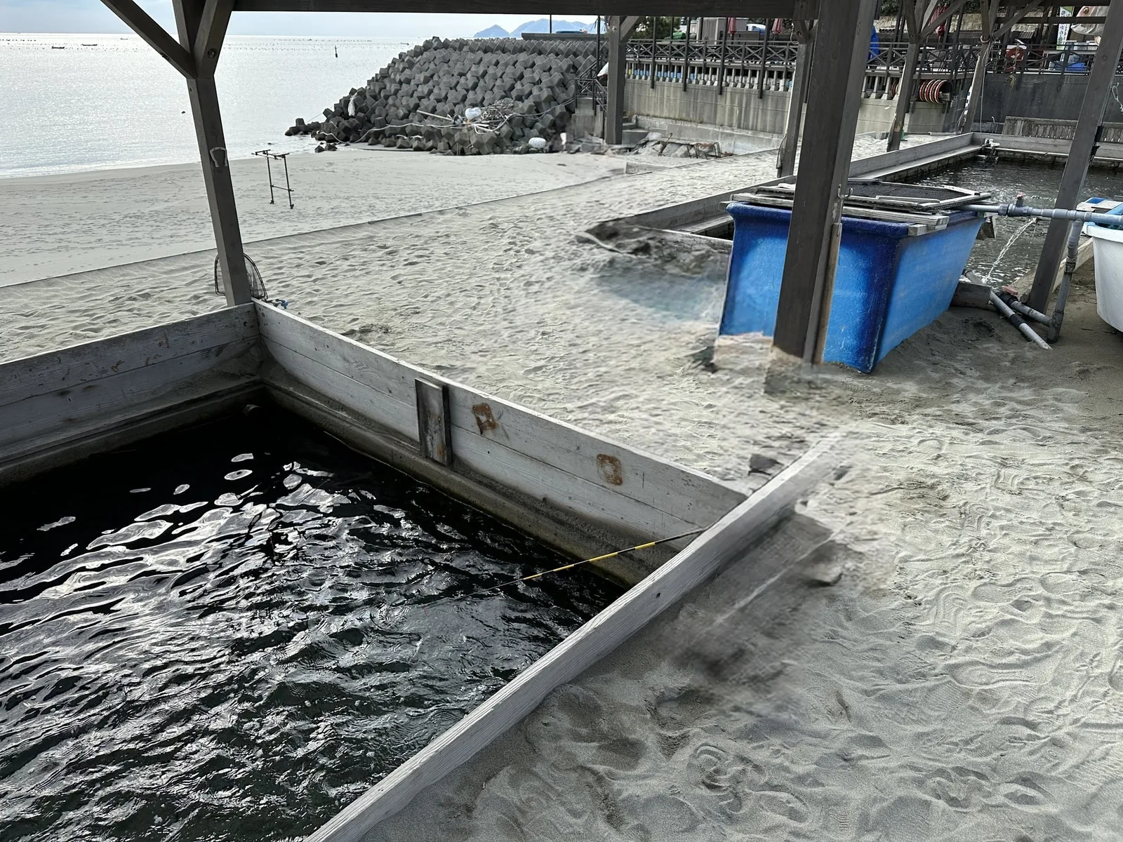 アオアヲナルトリゾート前の砂浜にある、屋根付きの鯛の生け簀