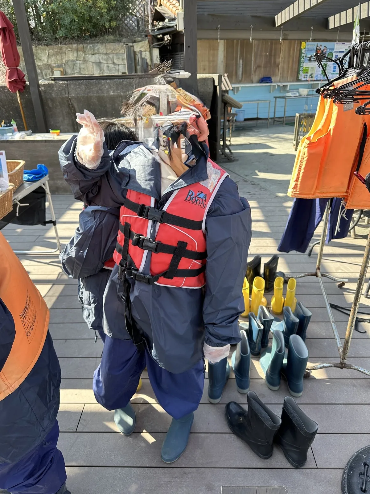 救命胴衣を着けて、わかめ漁に出る準備をする子ども