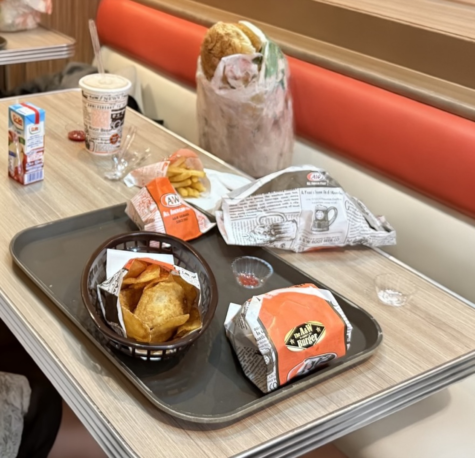 A&Wのトレイに並んだバーガーとカーリーフライ