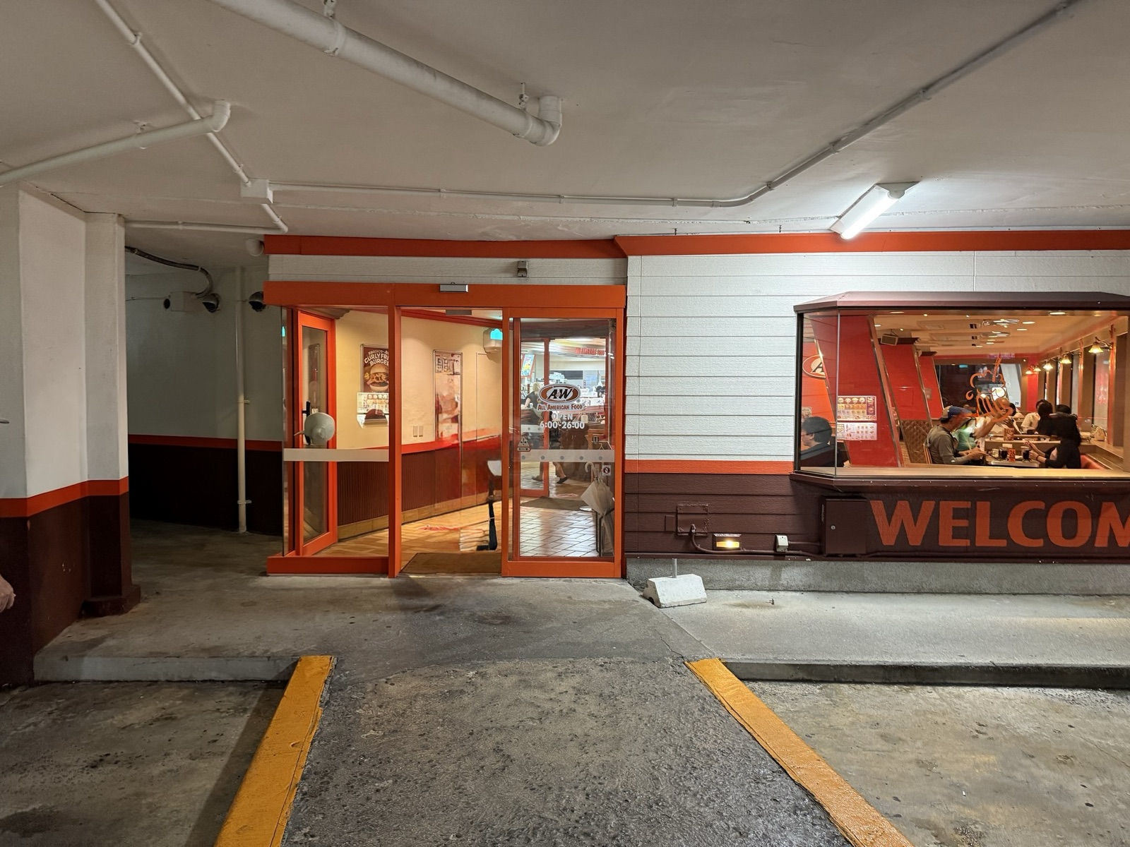 A&W沖縄の店舗。WELCOMEの看板とドライブスルーのレーン