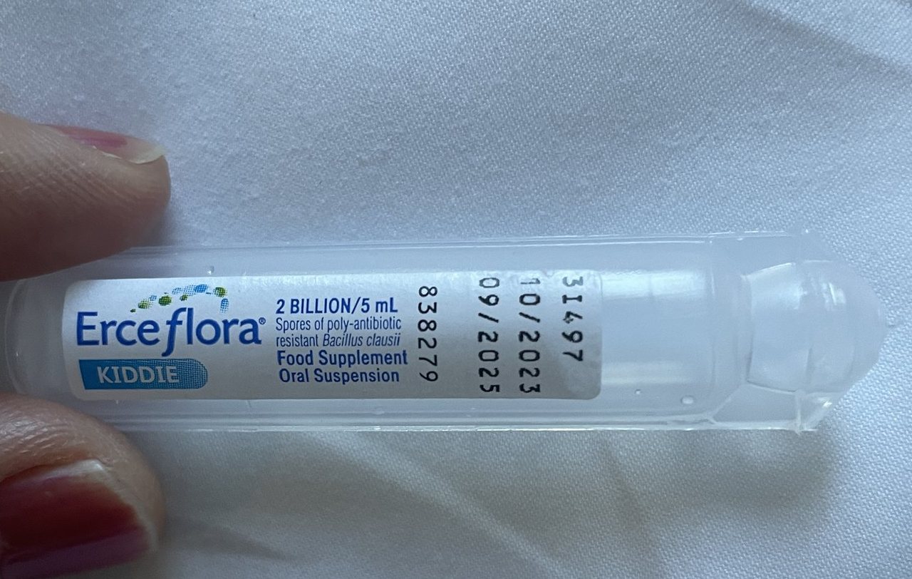 ホテルでもらった整腸剤。Erceflora KIDDIE、Bacillus clausii、2 BILLION/5mL と書かれた飲むタイプの容器