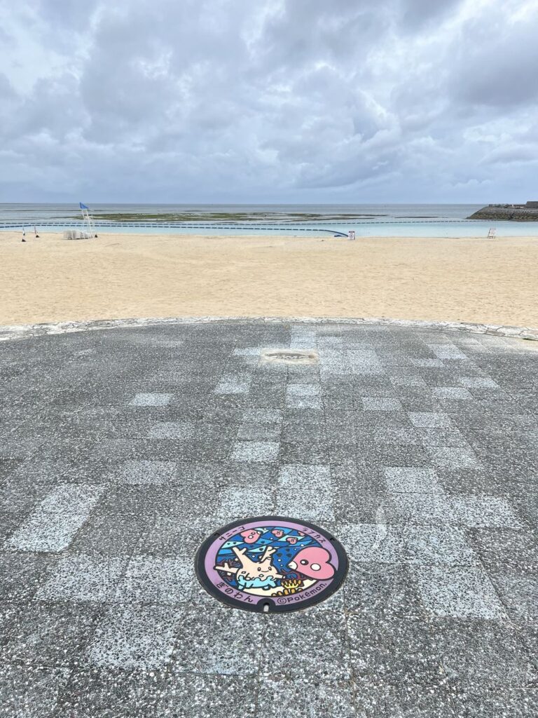 北谷町の海沿いのマンホール