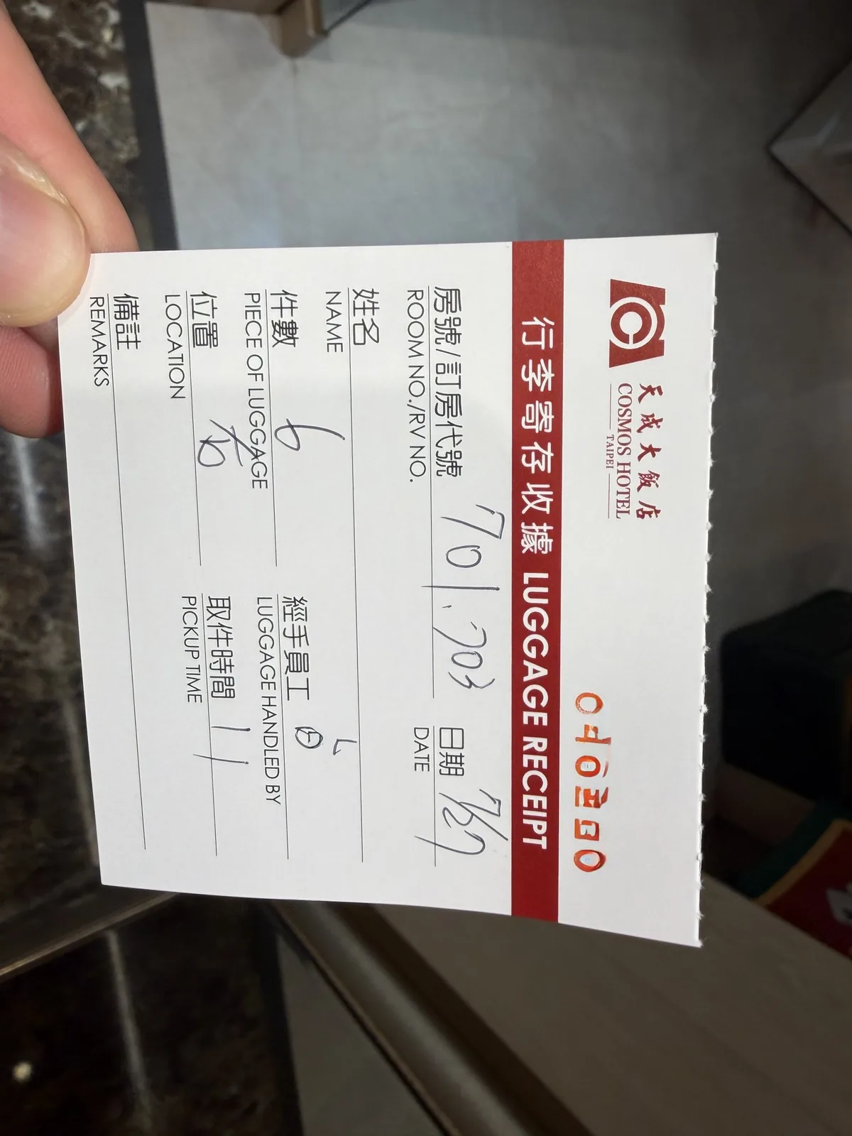 コスモスホテル台北の荷物預け書。2部屋分の部屋番号と、預けた荷物6個が手書きされている
