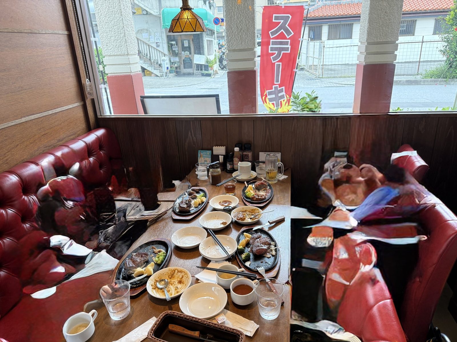 JUMBO STEAK HAN'Sのテーブルに並ぶステーキとスープ