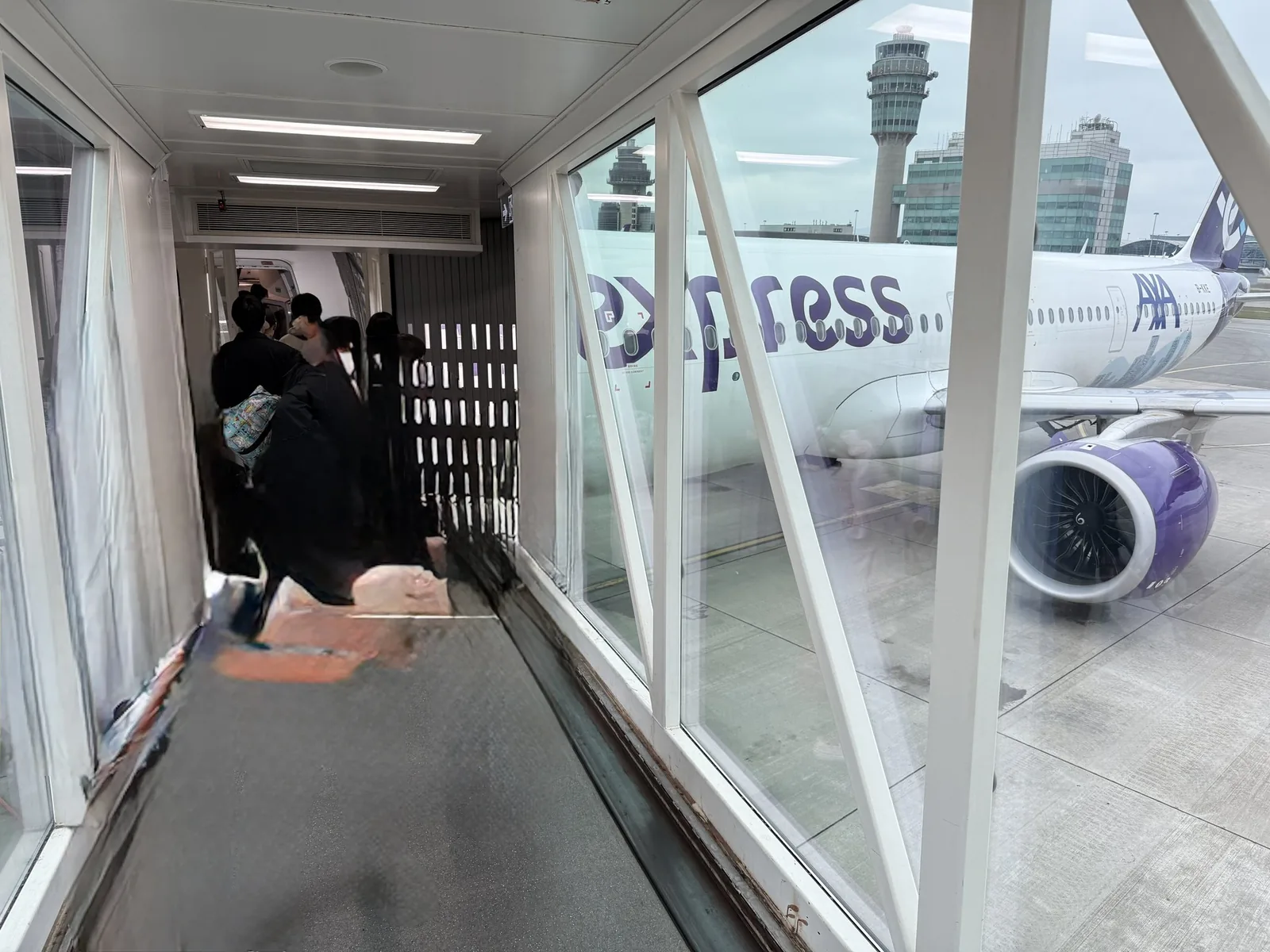 搭乗橋の窓から見た香港エクスプレスの機体(紫の尾翼)