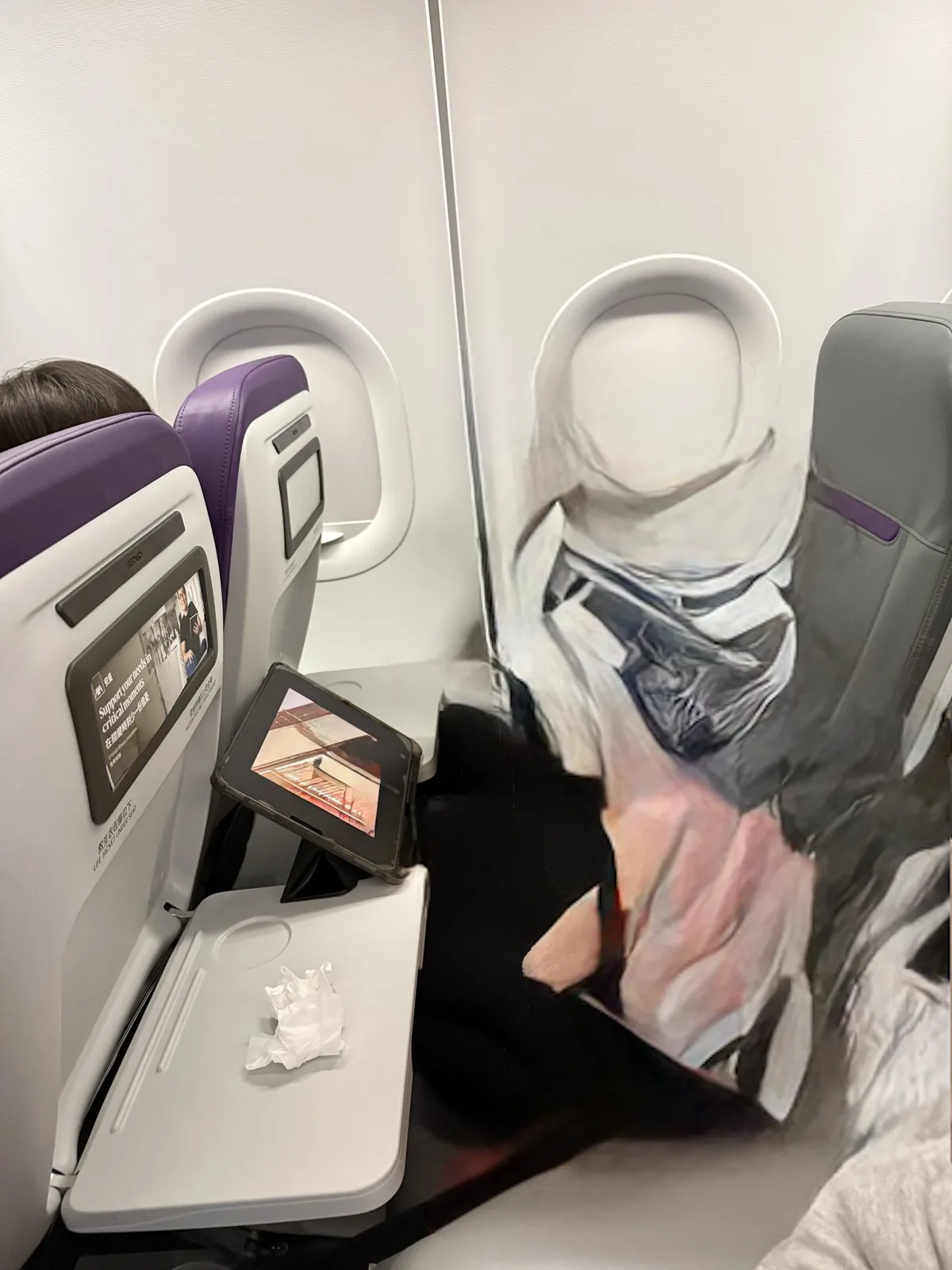 香港エクスプレスのエコノミー席。前の座席のテーブルを下ろしたところ