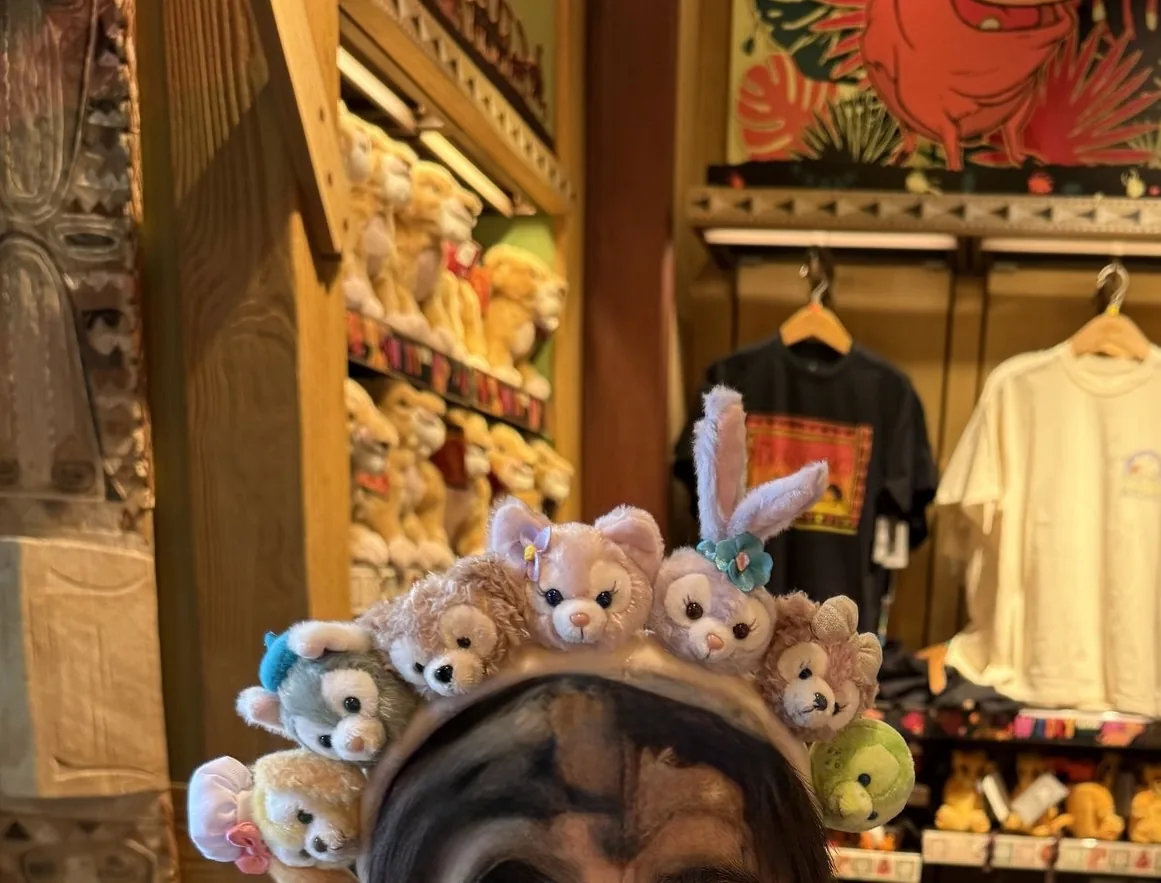 香港ディズニーランドの店内。ダッフィー&フレンズの飾りが並んだカチューシャ