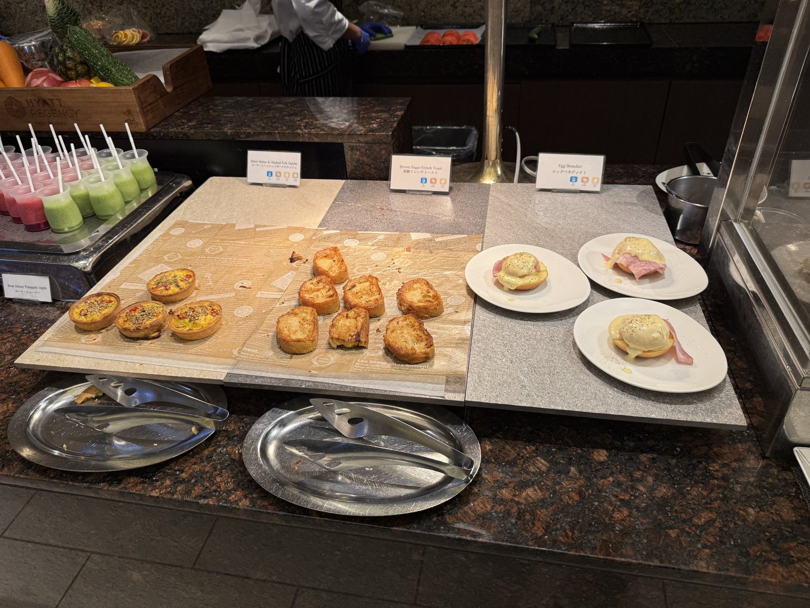 ハイアットリージェンシー那覇の朝食のデニッシュとスムージー