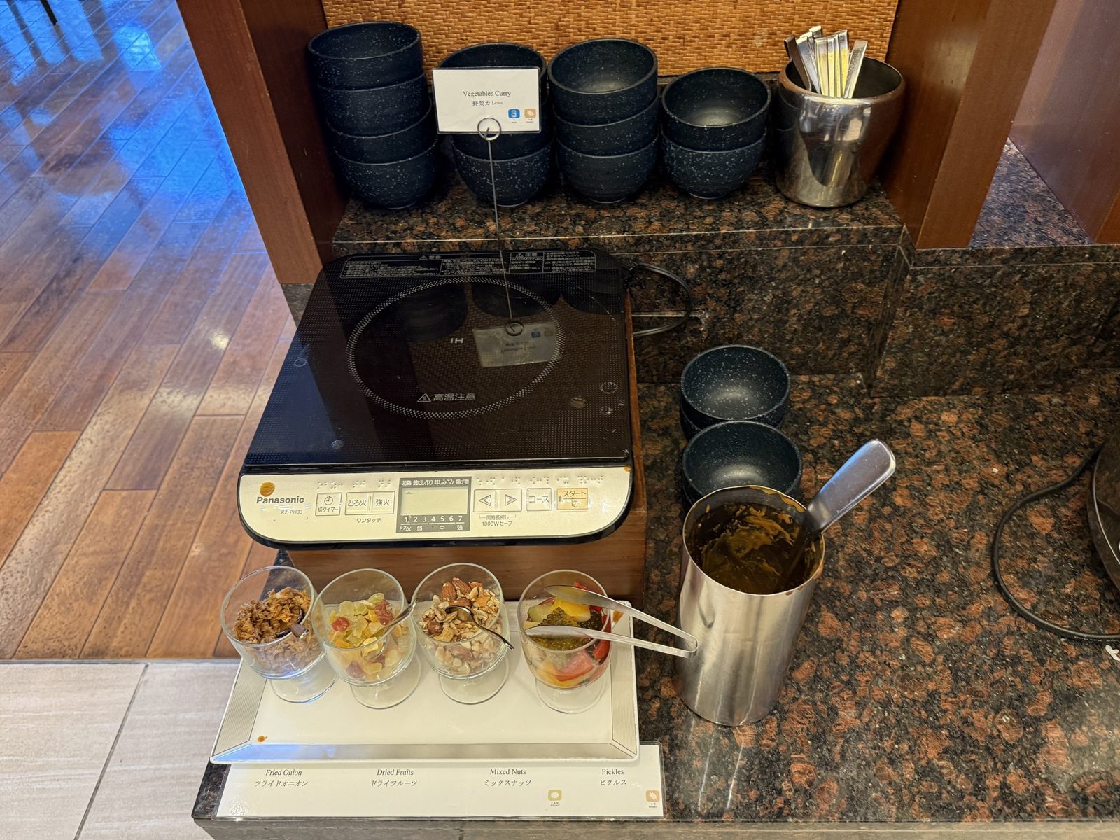 ハイアットリージェンシー那覇の朝食の卓上IHと器