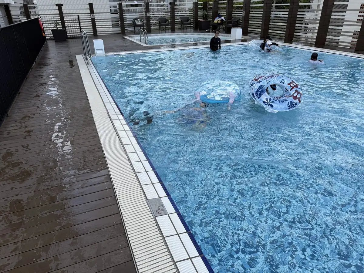 ハイアットリージェンシー那覇の屋外プール。無料で借りた浮き輪が浮かんでいる