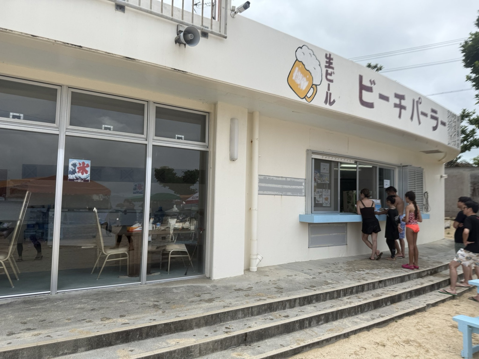 伊計ビーチにある「ビーチパーラー」の売店の建物
