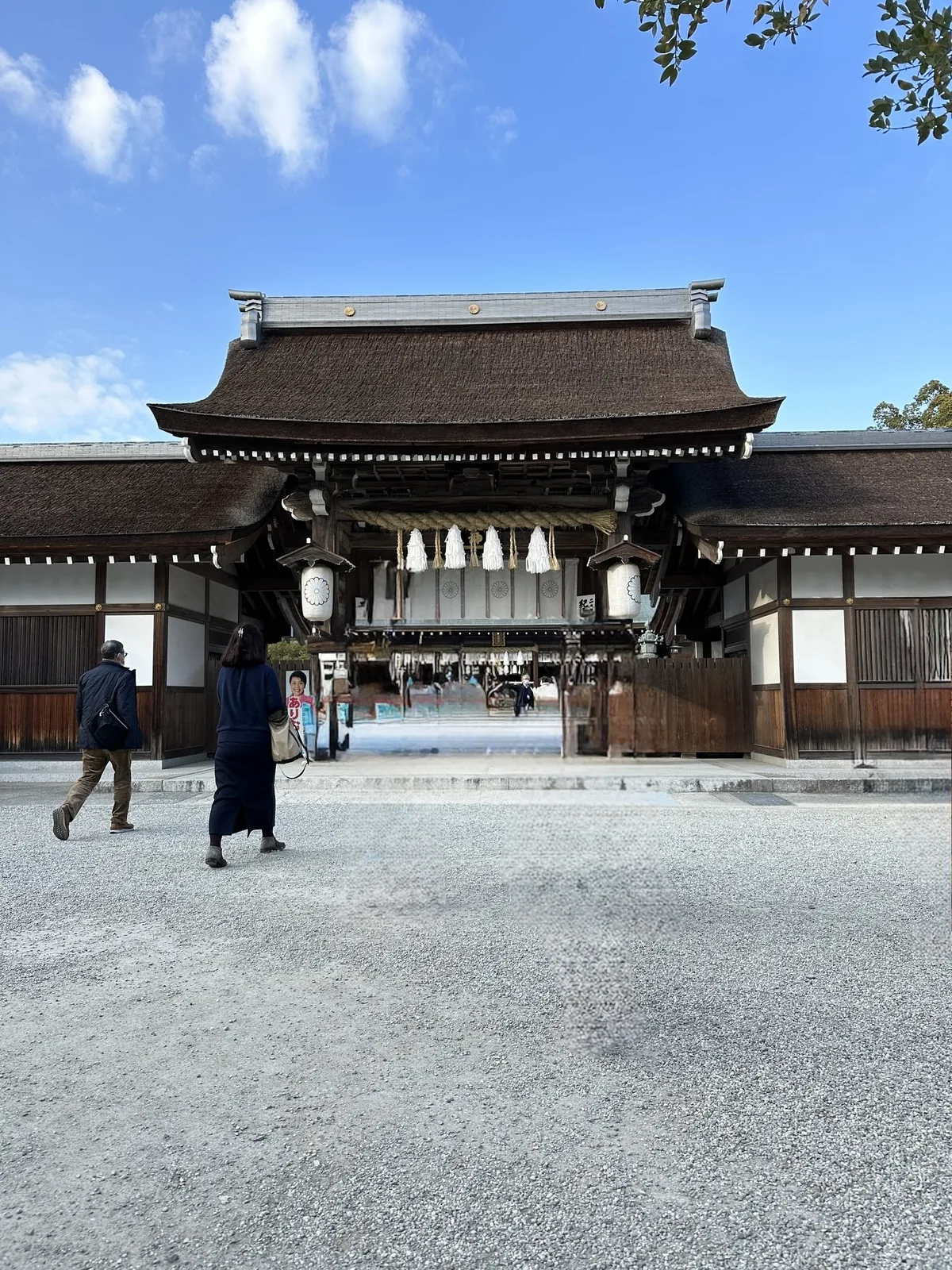 伊弉諾神宮の門と、玉砂利の参道