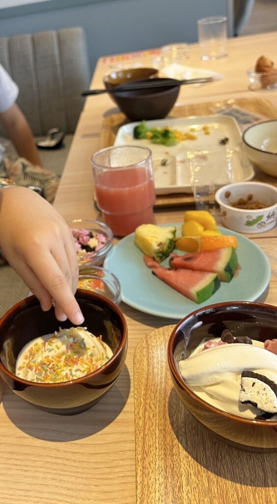 レクー沖縄北谷の朝食のフルーツとデザート