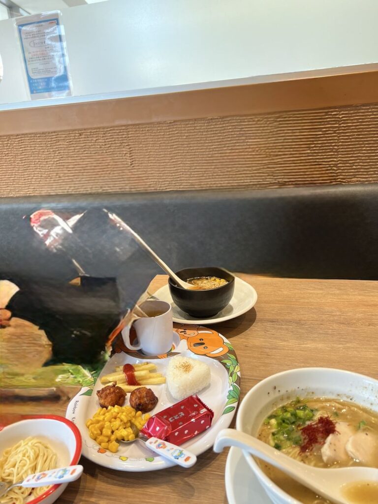レクー沖縄北谷の朝食。子どもの皿とラーメン