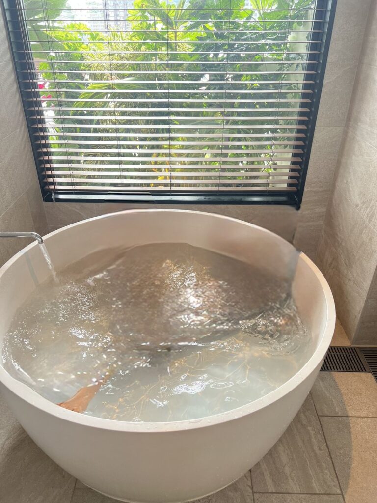 ゴールドスイートの丸い湯船にお湯を張ったところ
