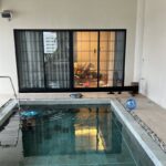 レクー沖縄北谷ゴールドスイートの部屋のプール。奥のガラス窓の向こうがリビング