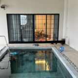 レクー沖縄北谷ゴールドスイートの部屋のプール。奥のガラス窓の向こうがリビング