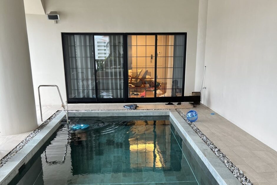 レクー沖縄北谷ゴールドスイートの部屋のプール。奥のガラス窓の向こうがリビング