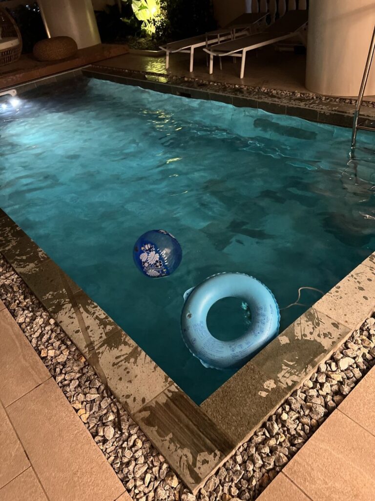 夜のゴールドスイートのプール。浮き輪とボールが浮いている
