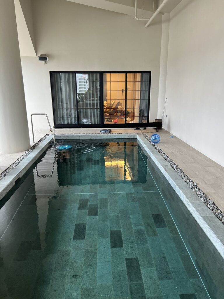 レクー沖縄北谷ゴールドスイートの部屋のプール。上に天井がある