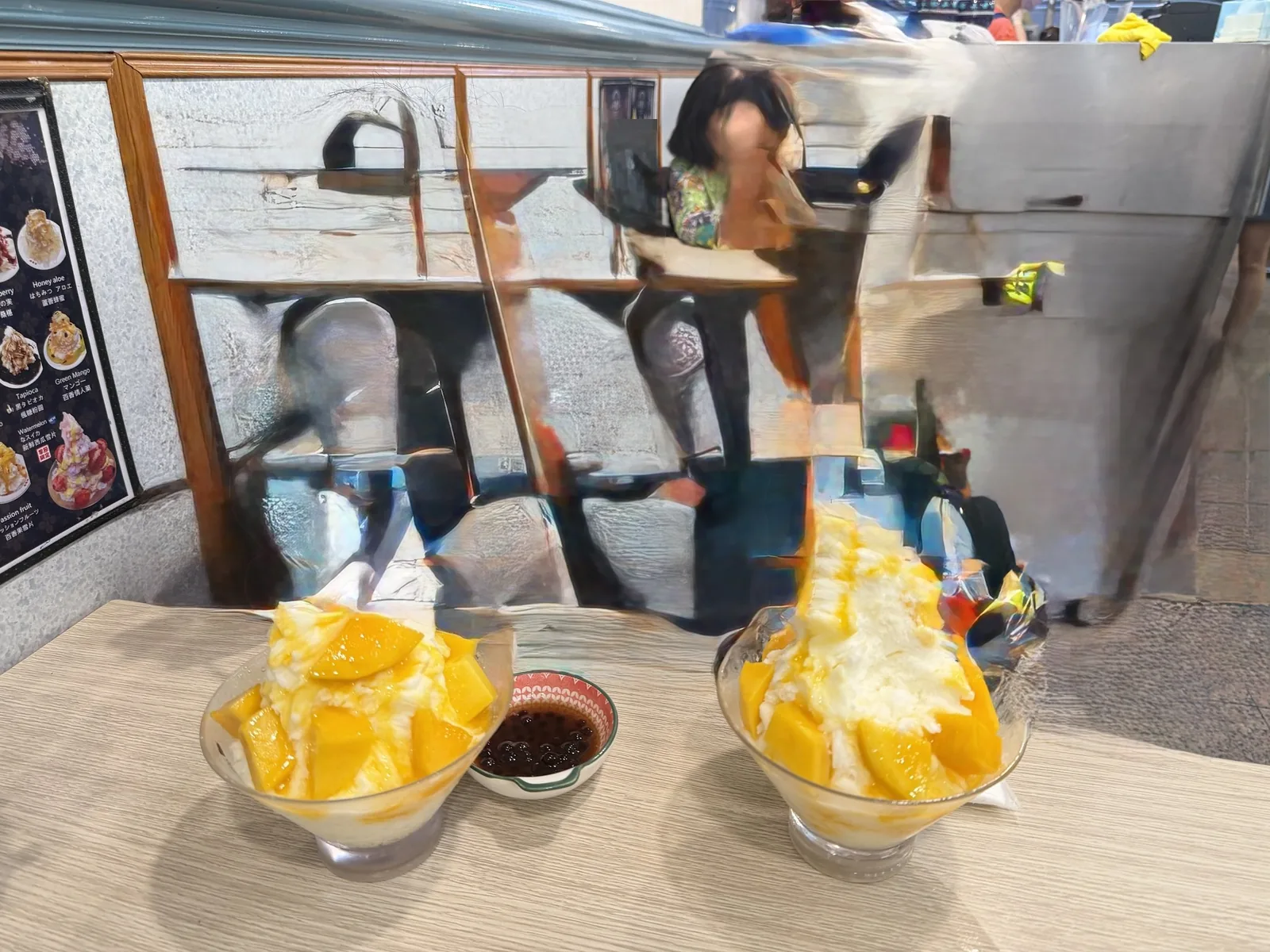 士林夜市のマンゴーかき氷2つ。大きめに切った果肉が、削った氷の上に山盛りになっている