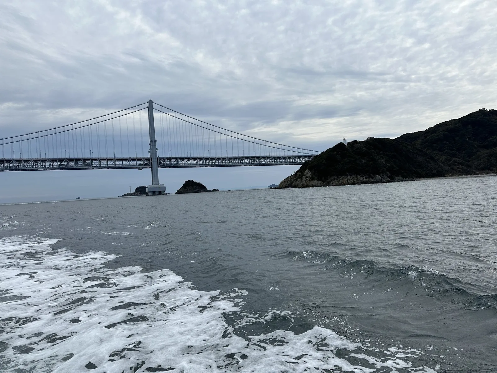 船の上から見た大鳴門橋と島