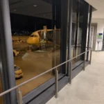 成田空港の搭乗口の窓から見た、夜のスクートの機体