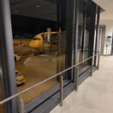 成田空港の搭乗口の窓から見た、夜のスクートの機体