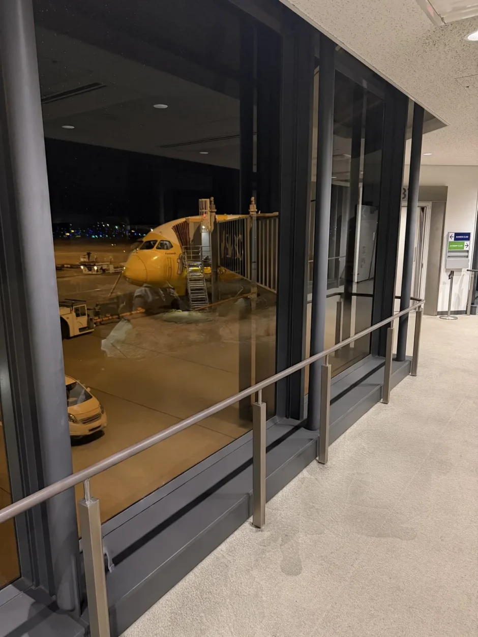成田空港の搭乗口の窓から見た、夜のスクートの機体