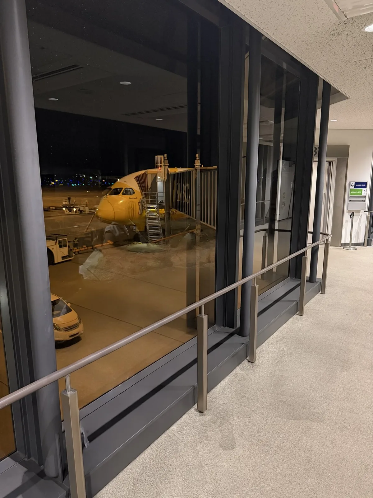 成田空港の搭乗口の窓から見た、夜のスクートの機体