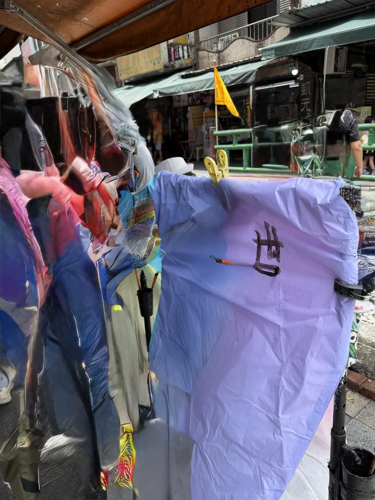 十分の天燈店の店先。色違いの天燈が吊るされ、その場で願い事を書き入れられるようになっている