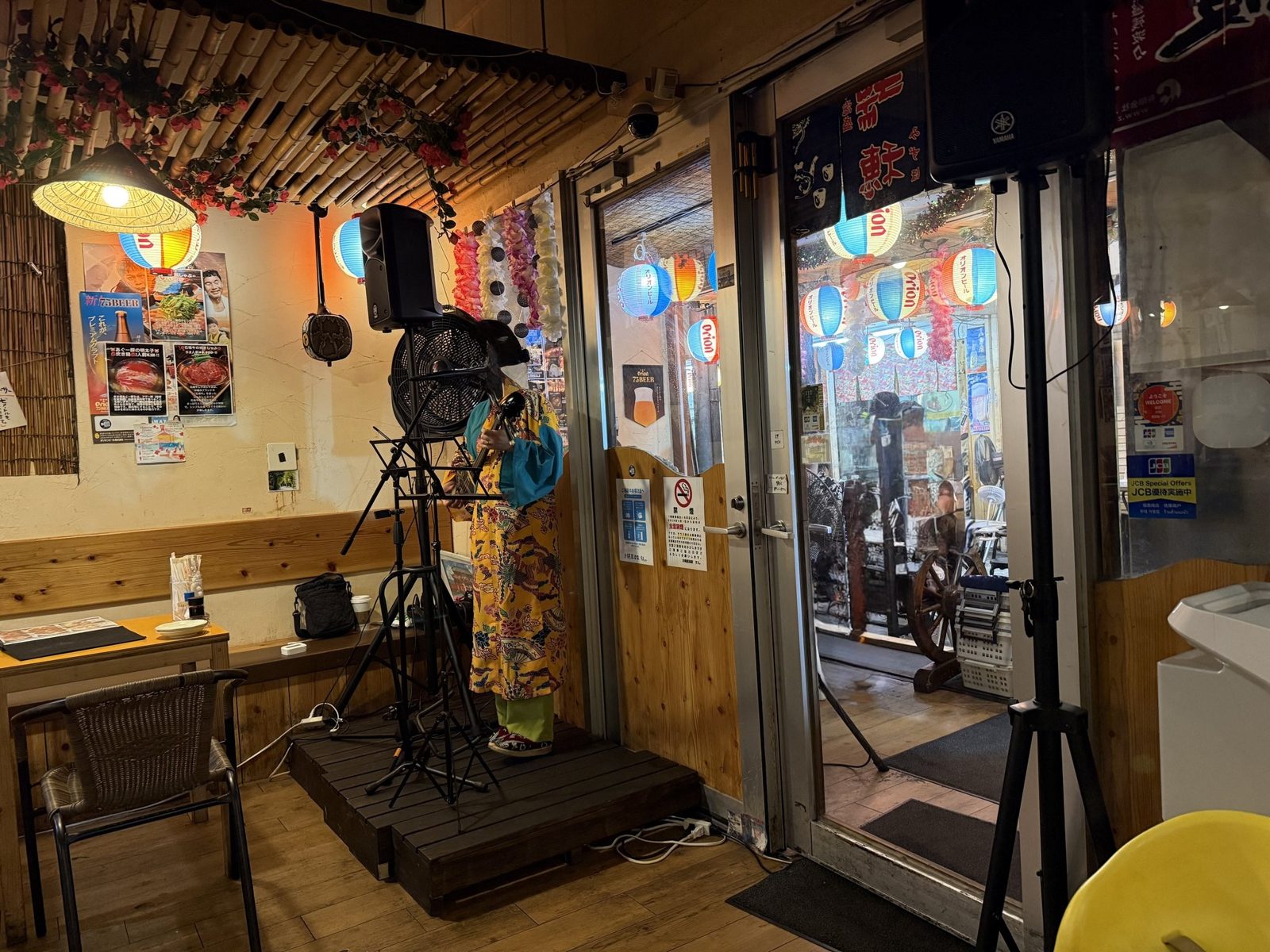 沖縄居酒家すんの店内にある、ライブ用の小さなステージ
