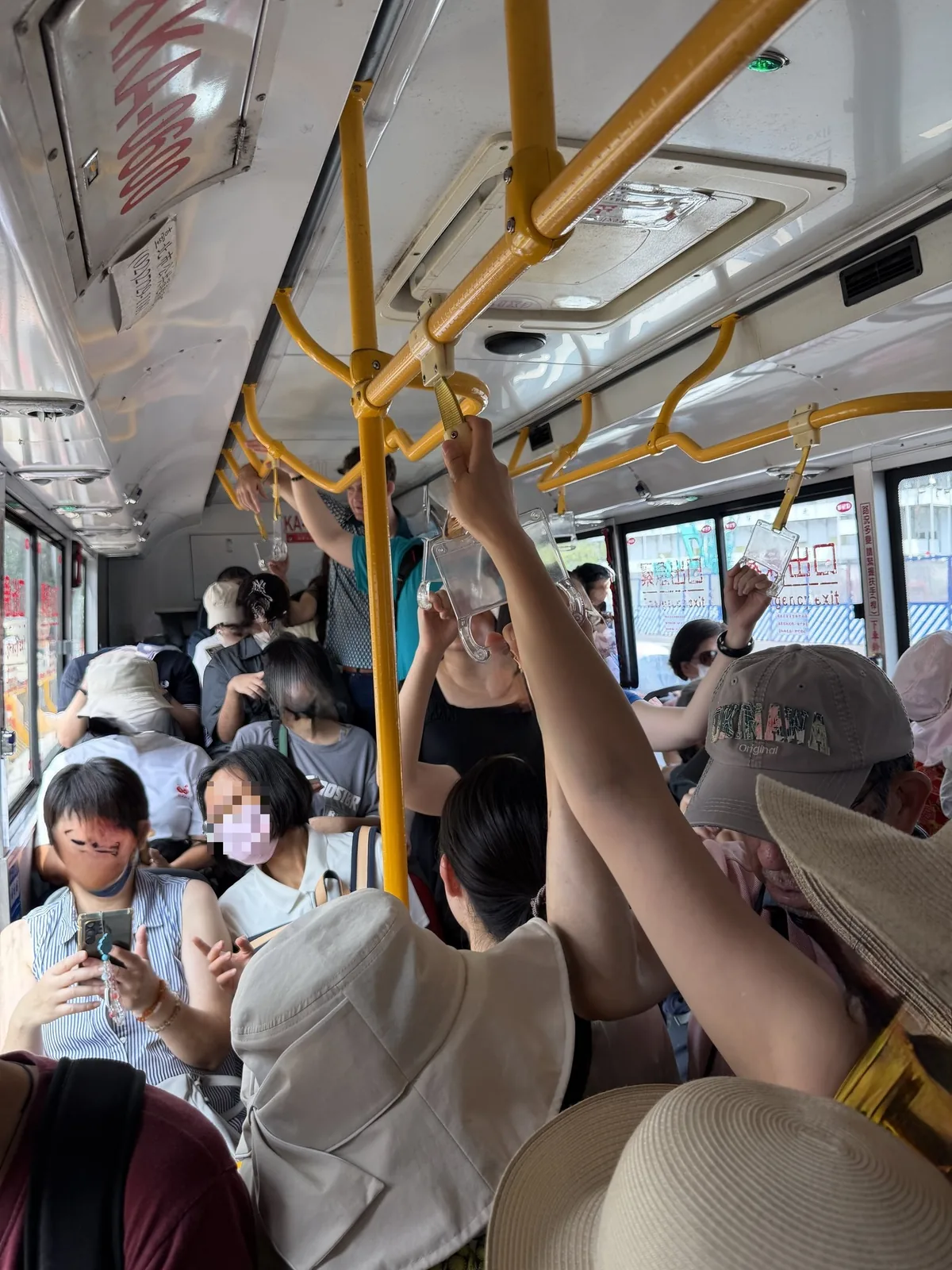 故宮博物院へ向かうバスの車内。吊り革につかまった乗客で満員になり、身動きが取れない状態