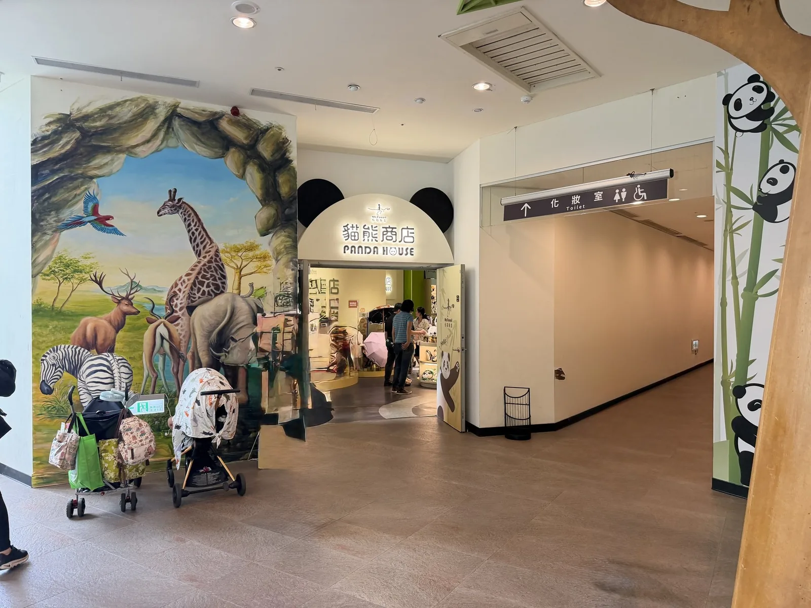 台北市立動物園の入口付近。パンダをかたどった装飾と、並んだベビーカー置き場が見えている