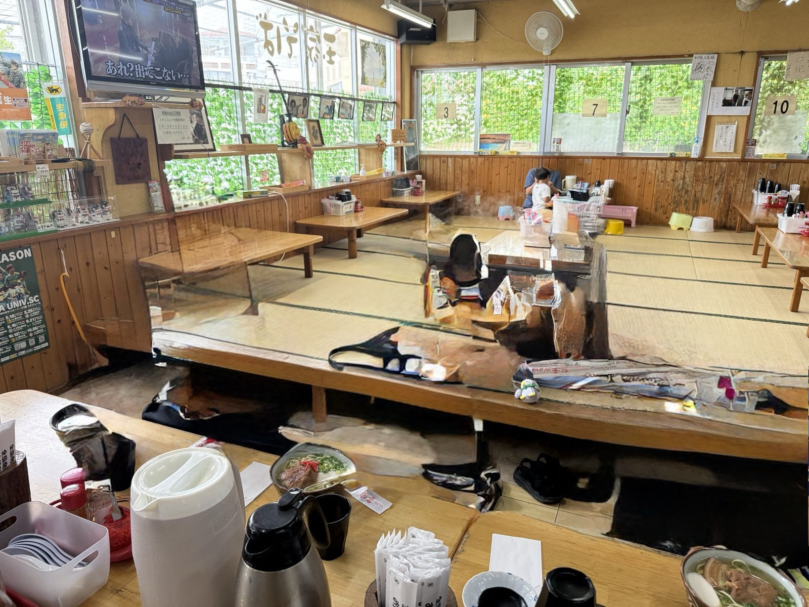 玉家そば本店の店内。広い畳の座敷席と、窓際のテーブル席
