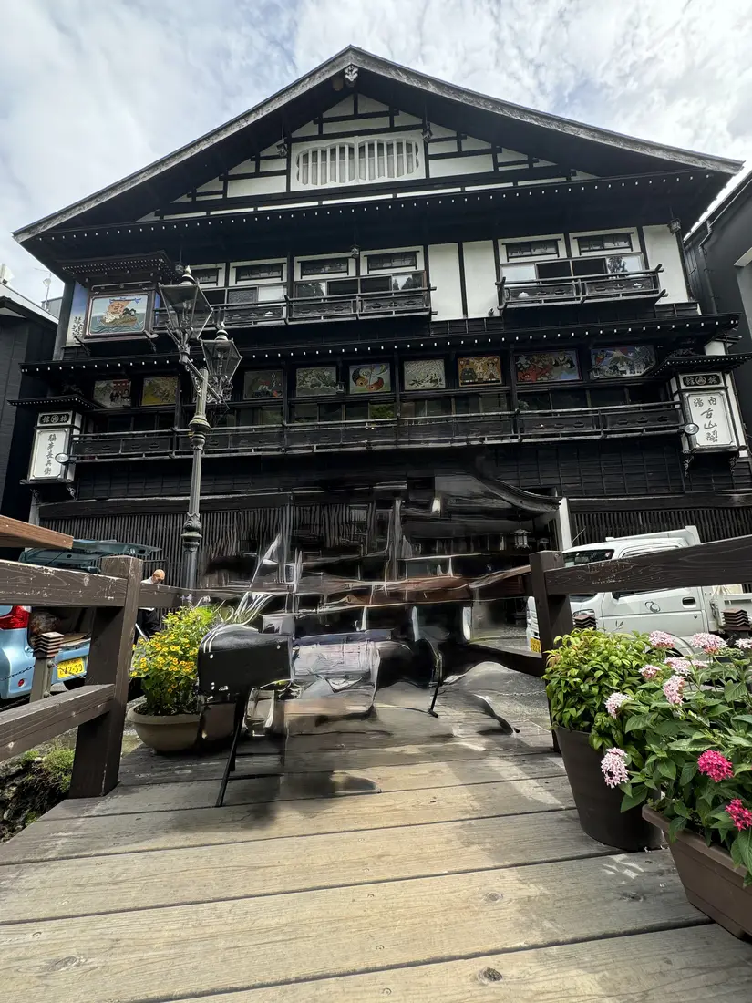 銀山温泉の古山閣。木造4階建ての旅館の、格子窓が並ぶ外観