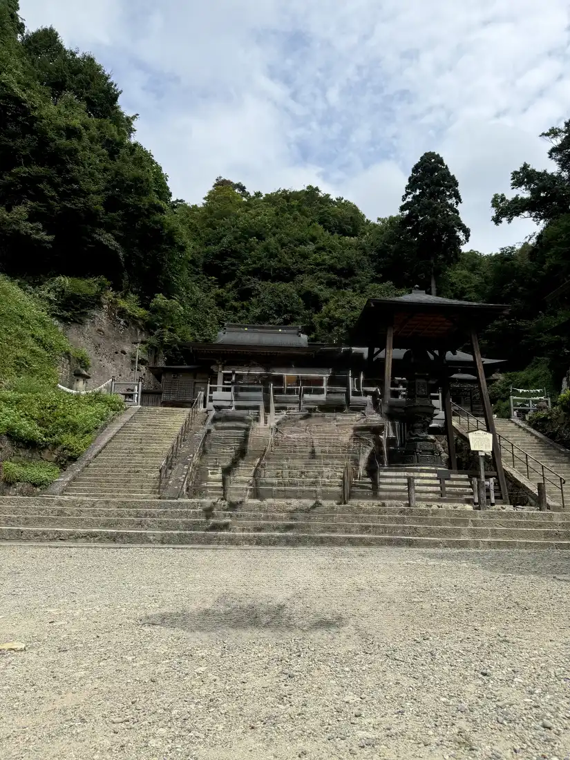山寺立石寺の石段。木立に囲まれた長い階段が上へ続いている