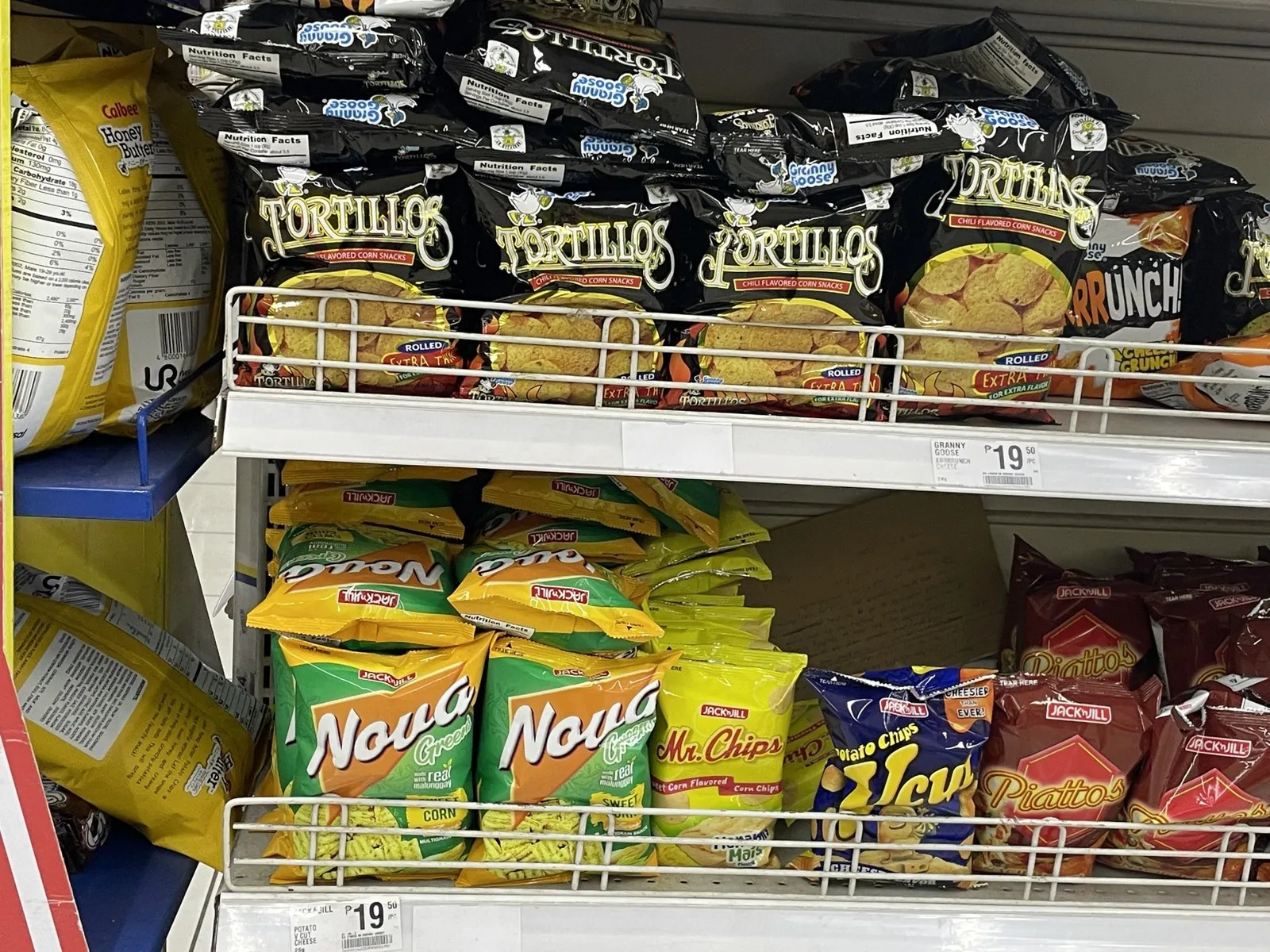 セブのスーパーのお菓子の棚。Granny Goose のスナックの値札が19.50ペソ