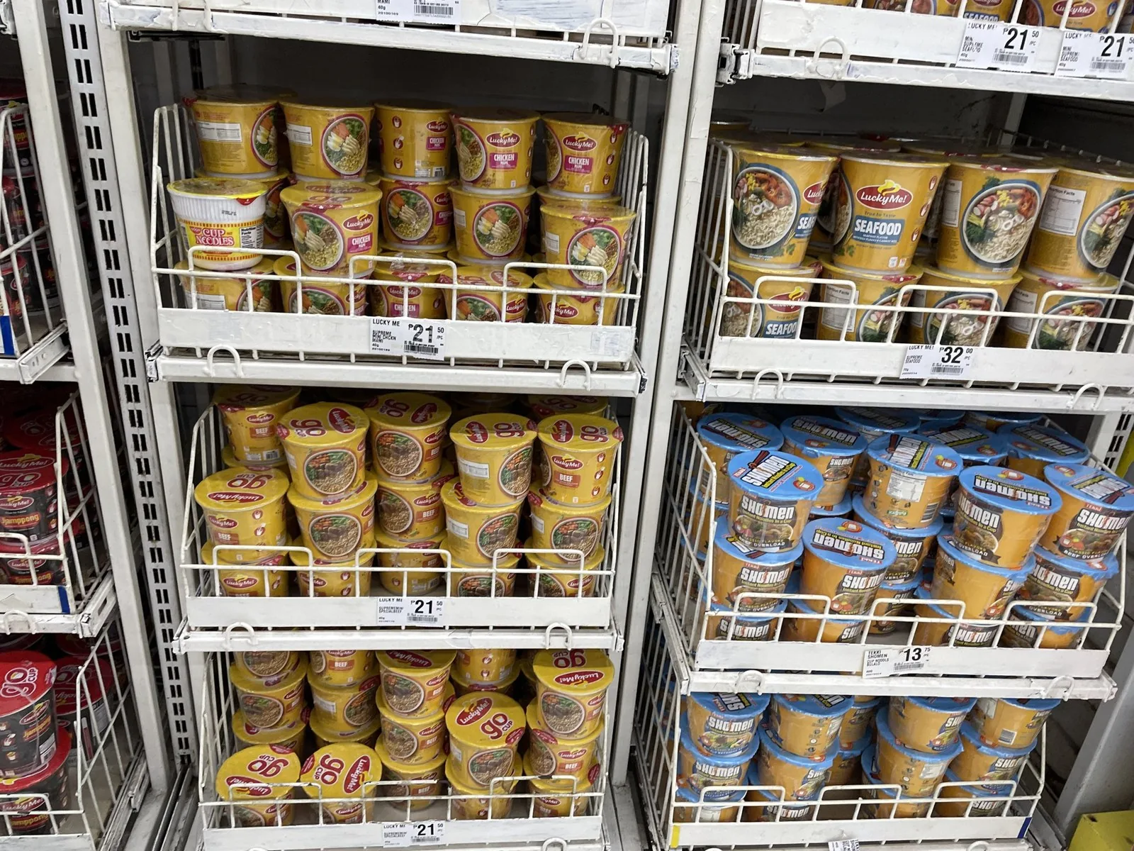 セブのスーパーのカップ麺の棚。値札の多くが21.50ペソ