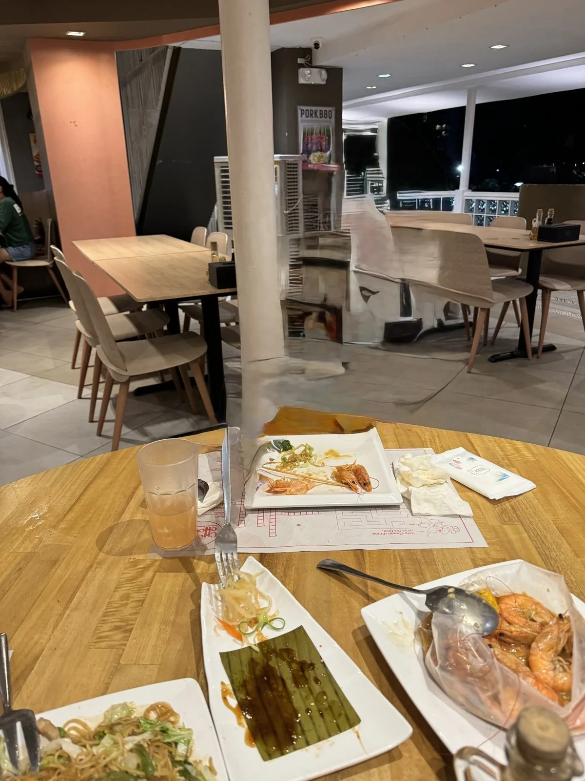 CHOOBI CHOOBI で食べたエビやパンシットの皿がテーブルに並んでいる