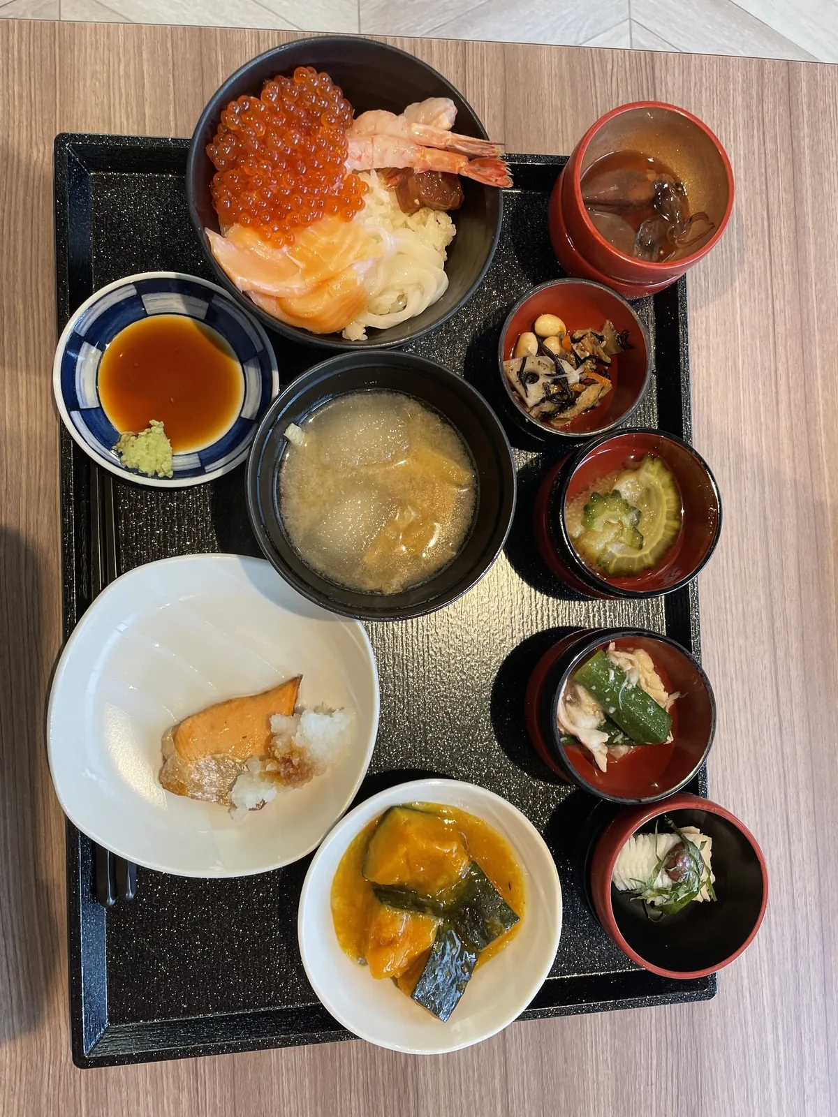 ドーミーイン金沢の朝食。イクラとサーモンの海鮮丼、小鉢、みそ汁、焼き鮭