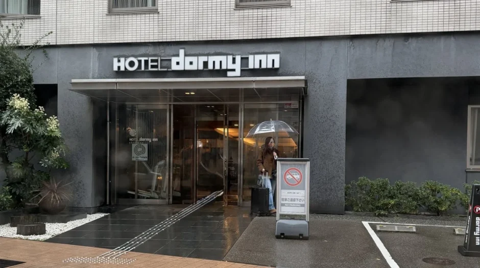 ドーミーイン金沢の入口。HOTEL dormy inn の看板の下に自動ドアがある