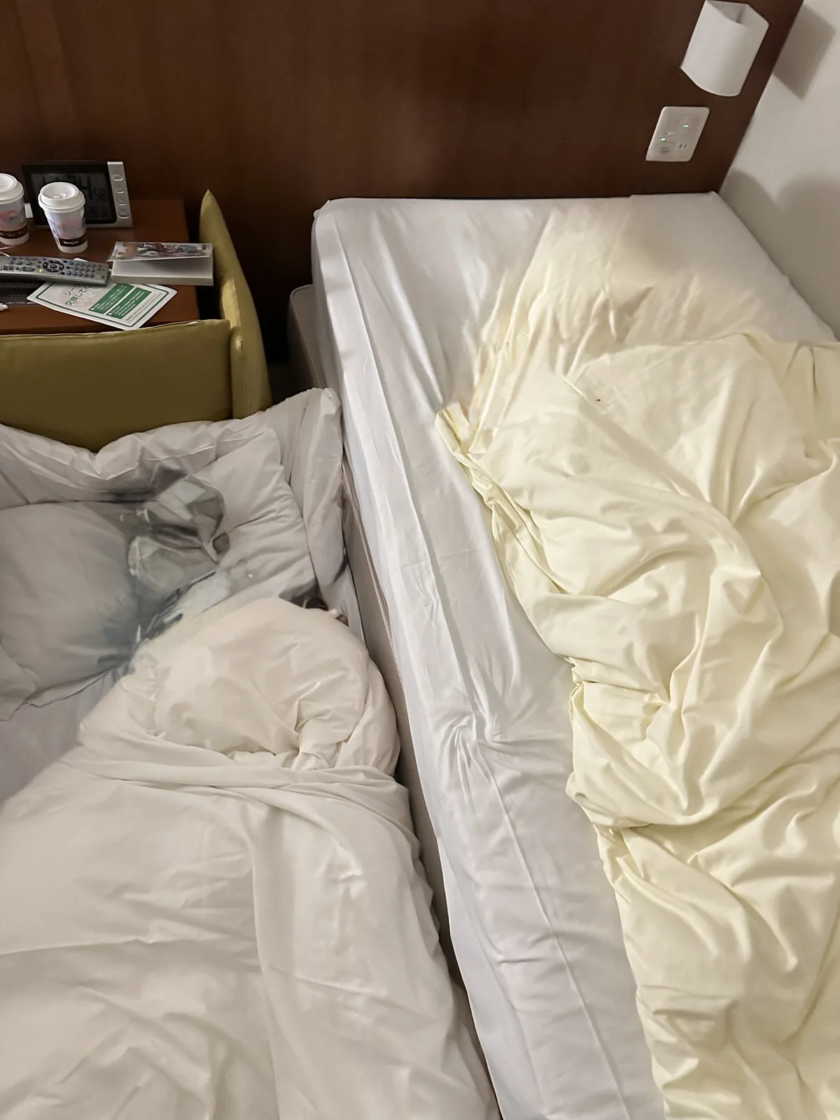 ドーミーイン金沢の部屋。ベッドが2台並んでいる