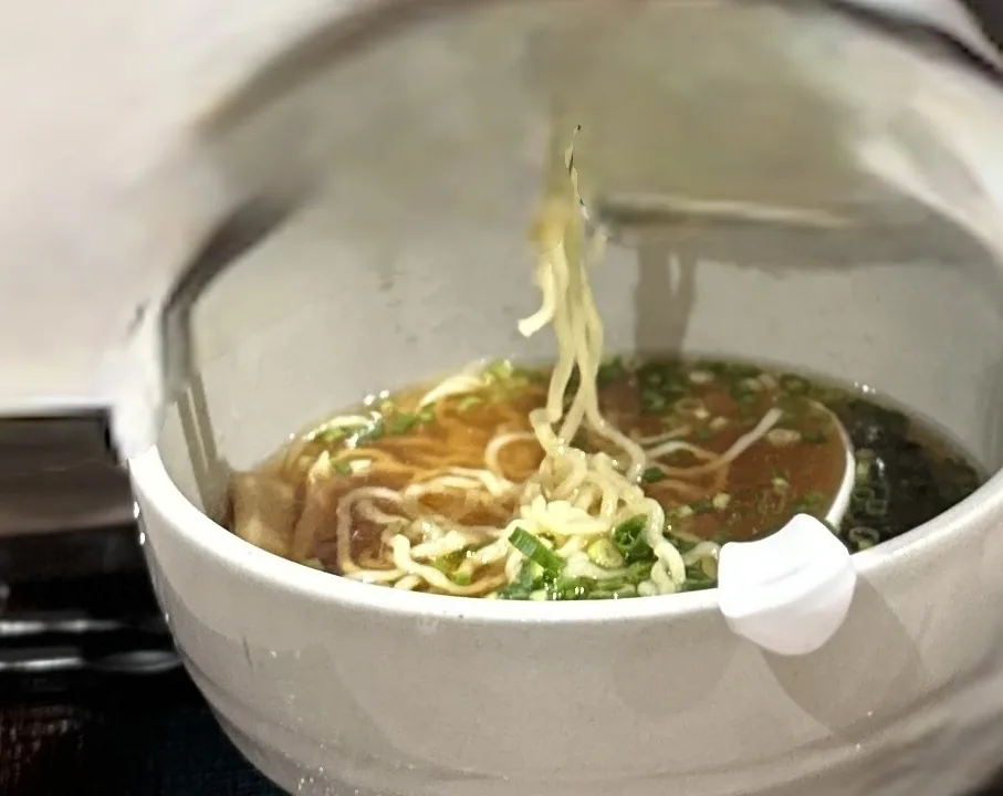 ドーミーイン金沢の夜鳴きそば。白い器に醤油のスープと細い麺、ねぎと海苔