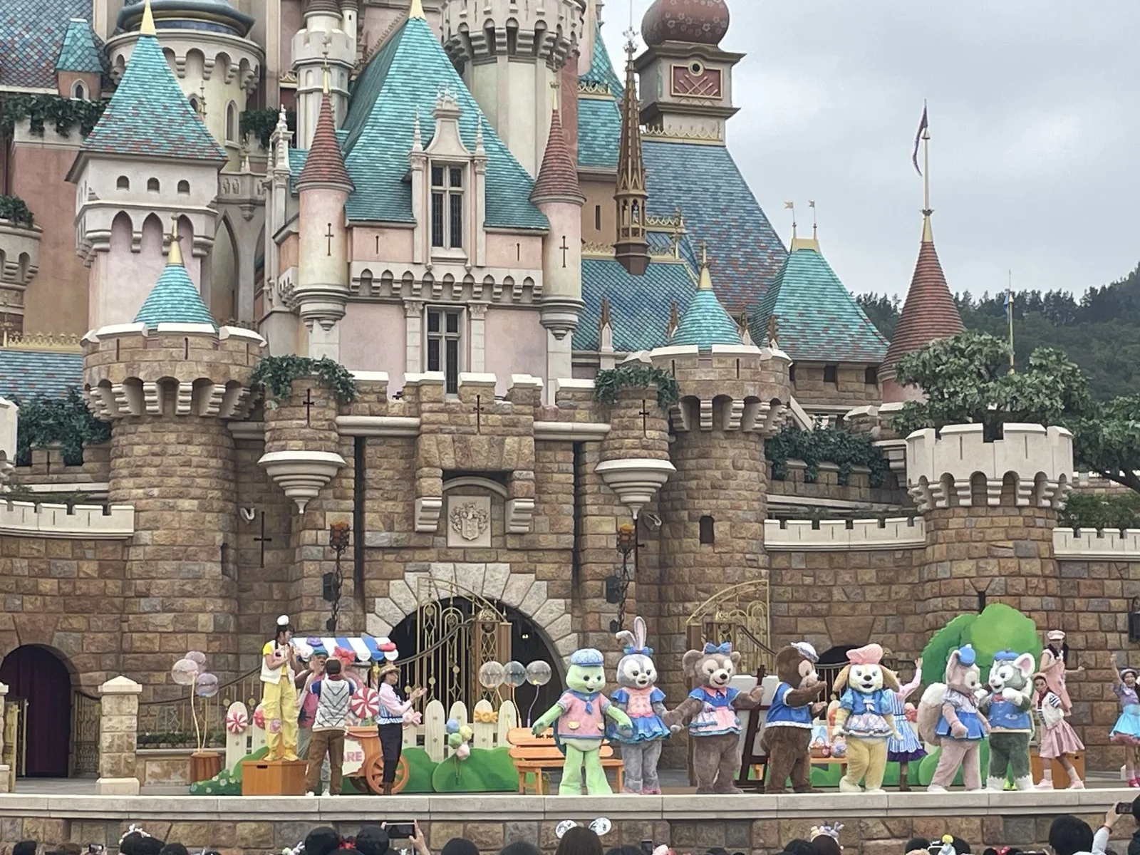 青緑の屋根の城の前のステージで行われている、ダッフィーと仲間たちのキャラクターショー